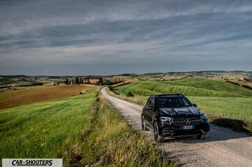 Mercedes Benz GLE – front three-quarter, black on a country road