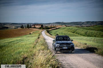 Mercedes Benz GLE – front three-quarter, black on a country road