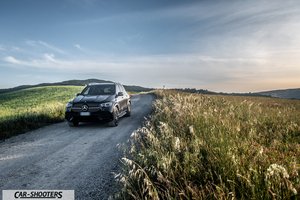 Mercedes Benz GLE – front three-quarter, black on a country road