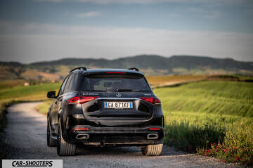 Mercedes Benz GLE – rear three-quarter, black on a country road