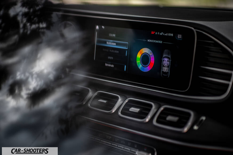Mercedes Benz GLE – dashboard, digital infotainment display and vents