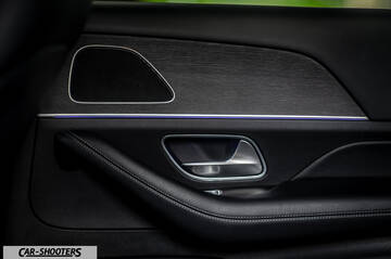 Mercedes Benz GLE – interior, door panel with wood trim