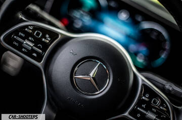 Mercedes Benz GLE – dashboard, steering wheel controls close up