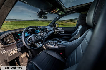 Mercedes Benz GLE – interior, black leather interior with digital instrument cluster