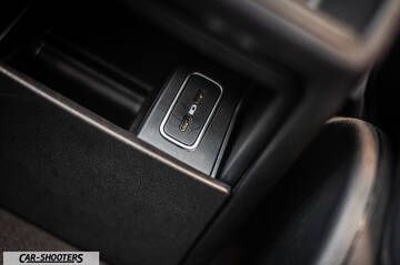 Mercedes Benz GLE – detail, usb ports close-up