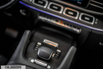 Mercedes Benz GLE – dashboard, center console with gear shifter