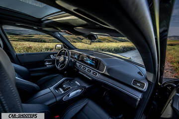 Mercedes Benz GLE – interior, leather front seats and digital dashboard