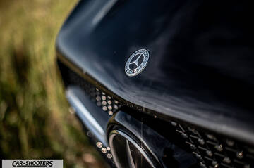 Mercedes Benz GLE – detail, hood badge close-up