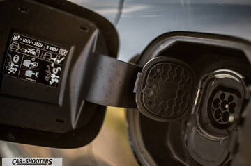 Mercedes Benz GLE – detail, charging port close-up