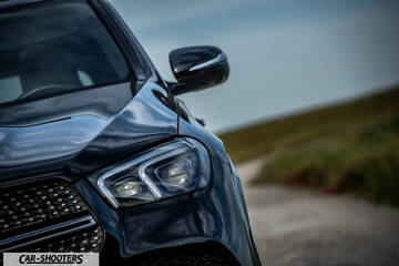 Mercedes Benz GLE – detail, headlight and grille close-up