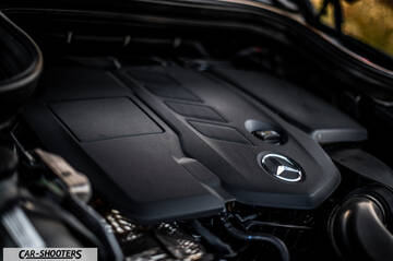 Mercedes Benz GLE – engine bay, engine cover with logo