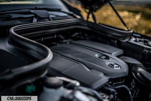 Mercedes Benz GLE – engine bay, close-up of engine cover