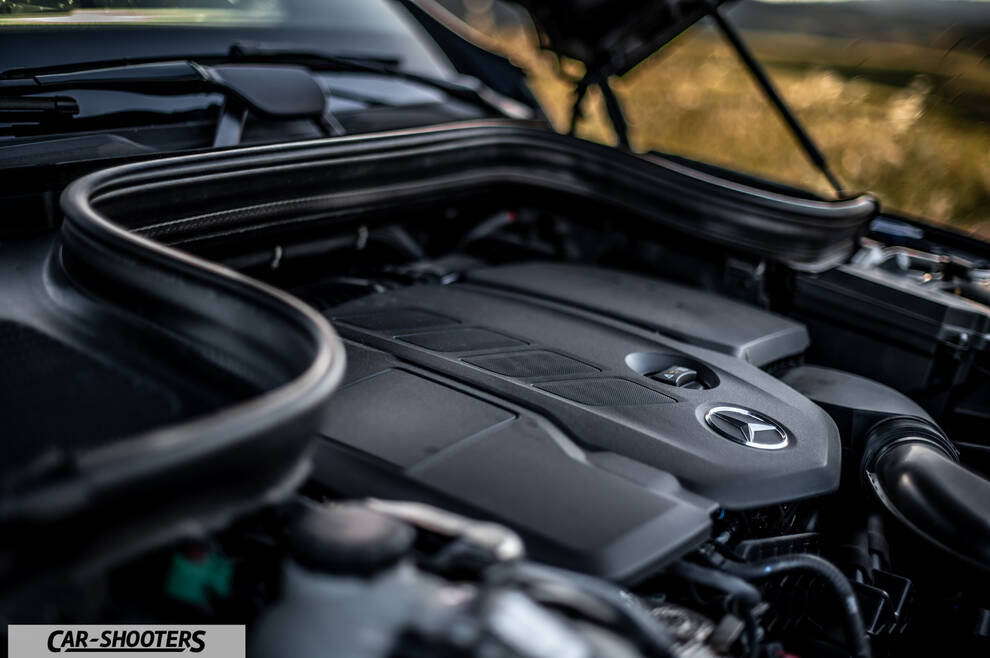 Mercedes Benz GLE – engine bay, close-up of engine cover
