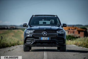 Mercedes Benz GLE – front three-quarter, black on an empty road