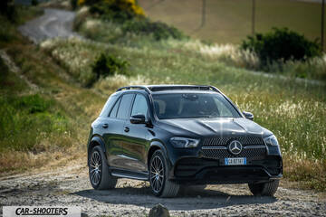 Mercedes Benz GLE – front three-quarter, black on a country road