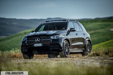 Mercedes Benz GLE – front three-quarter, black on a country road