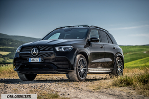 Mercedes Benz GLE – front three-quarter, black on a dirt road