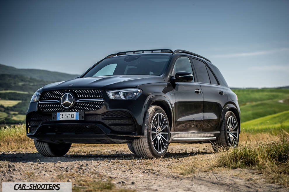 Mercedes Benz GLE – front three-quarter, black on a dirt road