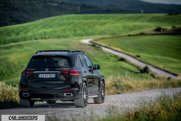 Mercedes Benz GLE – rear three-quarter, black on a country road