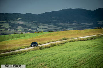 Mercedes Benz GLE – front three-quarter, black on a country road