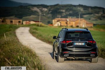 Mercedes Benz GLE – rear view, black on a country road