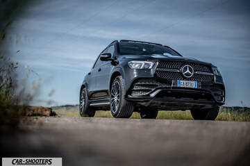 Mercedes Benz GLE – front three-quarter, black on a country road