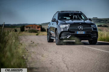 Mercedes Benz GLE – front three-quarter, black on a country road