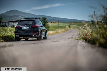 Mercedes Benz GLE – rear three-quarter, black on a country road