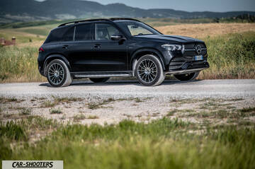Mercedes Benz GLE – side profile, black on a country road