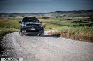 Mercedes Benz GLE – front three-quarter, black on a country road