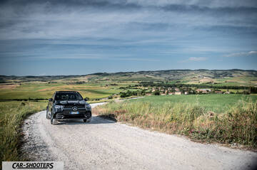 Mercedes Benz GLE – front three-quarter, black on a country road