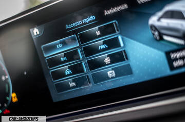 Mercedes Benz GLE – dashboard, digital infotainment display active