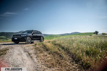 Mercedes Benz GLE – front three-quarter, black on a dirt road