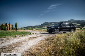 Mercedes Benz GLE – front three-quarter, black on a country road