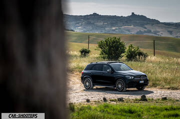 Mercedes Benz GLE &ndash; front three-quarter, black against a mountain backdrop