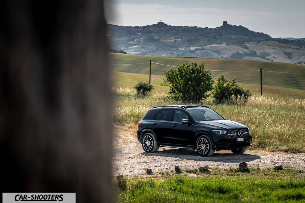 Mercedes Benz GLE – front three-quarter, black against a mountain backdrop