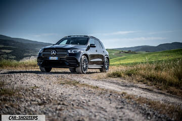 Mercedes Benz GLE – front three-quarter, black on a country road