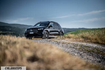 Mercedes Benz GLE – front three-quarter, black on a dirt road