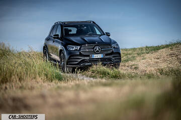 Mercedes Benz GLE – front three-quarter, black on a grassy field