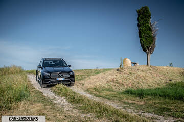 Mercedes Benz GLE – front three-quarter, black on a country road