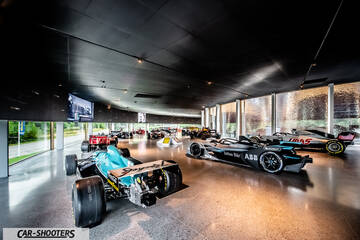 Dallara – rear three-quarter, blue and black in a modern museum showroom