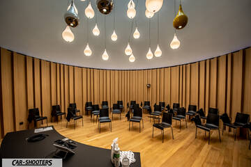 Dallara – detail, in a round wooden auditorium