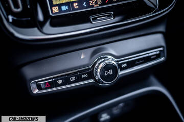 Volvo XC40 P8 – dashboard, center console audio controls