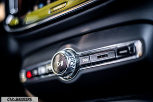 Volvo XC40 P8 – detail, center console control knob close-up