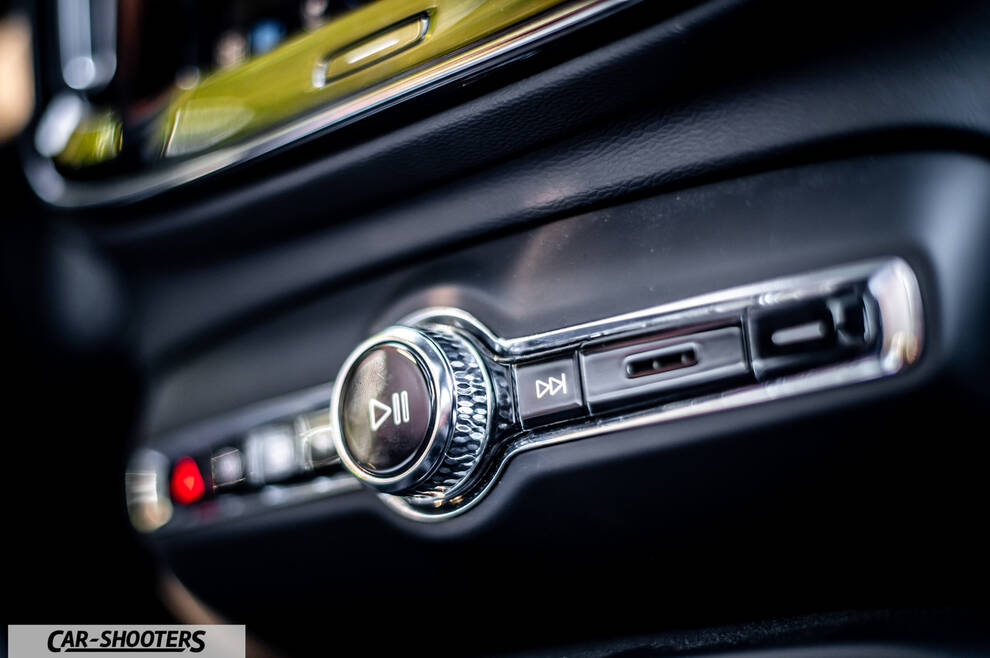 Volvo XC40 P8 – detail, center console control knob close-up