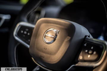 Volvo XC40 P8 – interior, steering wheel close-up