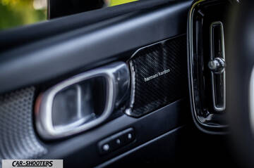 Volvo XC40 P8 – detail, door panel speaker close-up