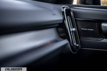 Volvo XC40 P8 – dashboard, textured dash trim and vent close-up