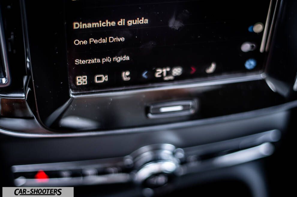 Volvo XC40 P8 – dashboard, touchscreen infotainment display