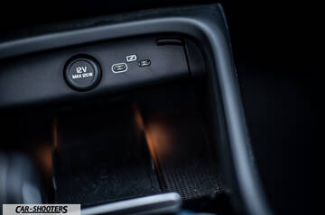 Volvo XC40 P8 – detail, center console power outlets